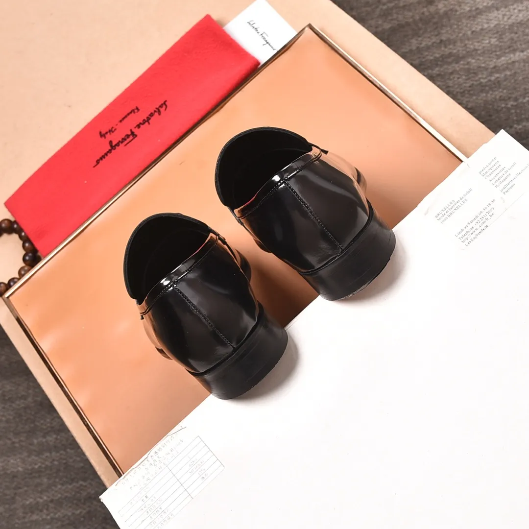 Men's shoes 💰540📛📛 (water-dyed cow lining) Salvatore Ferragamo high-end (Salvatore Ferragamo) is the world's top luxury footwear brand, coming from the fashion kingdom of Italy. It is famous all over the world for its traditional handmade design and novel styles... 🚶🏻🚶🏻New suit shoes are available simultaneously at the counter. This model is made of pure handmade imported Italian calfskin ➕soft water-dyed cowhide lining Original authentic outsole🌀🌀Size: 38➖44.